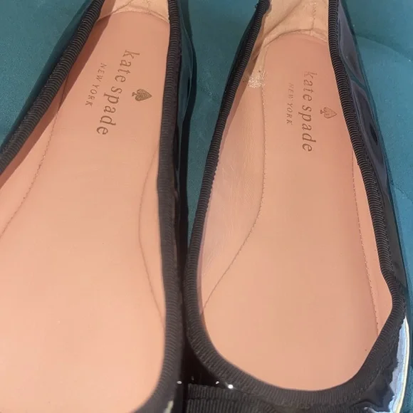 Kate Spade New York Black Patent Leather Fontana Too with Golden Logo Flats sz 6 - Picture 5 of 10